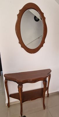 סט ריהוט קלאסי לחדר כניסה, המורכב משולחן קונסולה מעץ ומראת קיר אליפטית תואמת בסגנון מסורתי או 