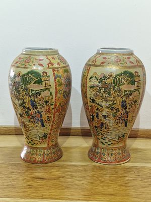 זוג אגרטלי חרסינה בסגנון סאטסומה יפני. עיצובים מצוירים ביד מורכבים וקישוט מוזהב בולט או 