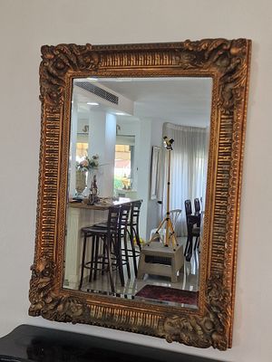 מראה קיר מעוטרת בסגנון בארוק או רוקוקו הכוללת מסגרת עץ מוזהבת מפוארת.
מידות 83*115 ס"מ