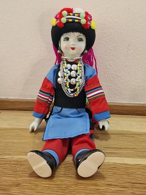 בובת תאילנדית וינטג' פריט אספנות פורצלן בעבודת יד המייצג את שבט הגבעות המונג, הכולל בגדים 