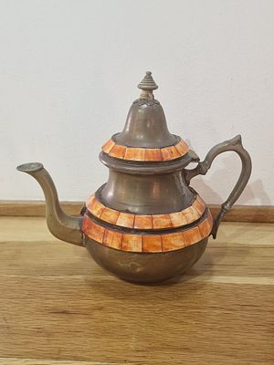 קומקום תה מרוקאי וינטג', כנראה בעבודת יד מנחושת או פליז, עם אריחי פסיפס דקורטיביים משובצים מעצם 