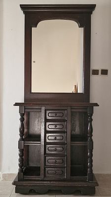 שולחן איפור מעץ כהה וינטג' או מראה במסדרון עם מגירות ומדפים משולבים, כנראה עתיק.
איסוף מבית 