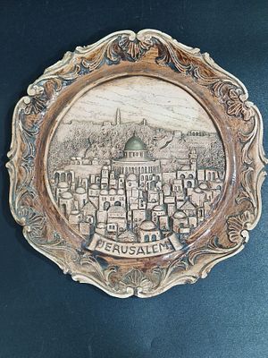 לוחית קיר דקורטיבית למזכרת הכוללת תבליט תלת-ממדי של העיר העתיקה בירושלים, כולל כיפת הסלע.
מידות 