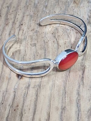 צמיד חפתים אלגנטי מכסף סטרלינג עם אבן אליפטית אדומה, נמכר לעתים קרובות כתכשיט קורל אדום או 