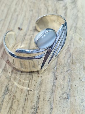 צמיד וינטג' מכסף סטרלינג עם אבן לבנה, נמכר לעתים קרובות כתכשיט מינימליסטי בצורת עין חתול או 