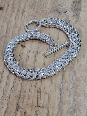 צמיד כסף סטרלינג 925 בסגנון ביזנטי או בסגנון שרשרת עם אבזם Toggle.
מידה
24 ס"מ
משקל
57.5 גרם