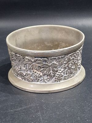 תחתית לבקבוק יין מצופה כסף וינטג' עם מוטיב דקורטיבי של ענבים וגפן.
מידה
10X5.5 ס"מ