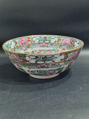 קערת פורצלן עשויה מדליון ורדים סיניים, סגנון פורצלן לייצוא שהיה פופולרי במאות ה-19 וה-20.
מצב 