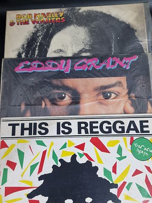 3 תקליטי ויניל וינטג' של מוסיקת Reggae
התקליט הראשון הוא אלבום של בוב מארלי
התקליט השני הוא של 