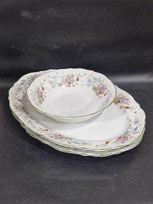 סט פורצלן הכולל 2 מגשי הגשה אובלי במידות 41X30 ס"מ וקערת הגשה עגולה במידות 23 ס"מ יצרן של סונה 