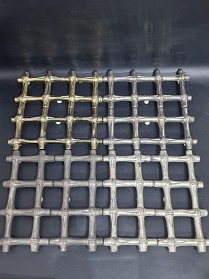 סט של 4 מעמדי מתכת לסיר חם מתרחבת וינטאג', עם עיצוב דקורטיבי בסגנון במבוק. פונקציונליות: ניתן 