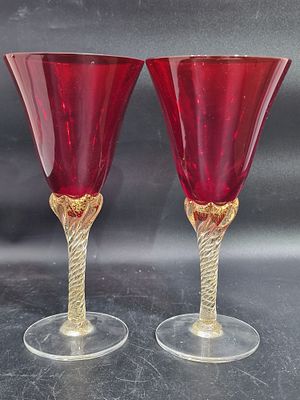 Murano - זוג גביעי זכוכית בסגנון מוראנו (Murano) מאיטליה.
האלמנטים הבולטים שמצביעים על כך הם:
• 