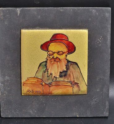 הדר אביב - אריח קרמי על עץ בעבודת יד בצורת רב, חתום על ידי האמן הדר אביב
מידות 14X14