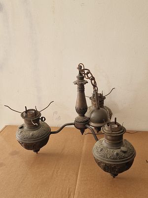 נברשת תלויה וינטאג', סביר להניח שהיא מתוארכת לסביבות 1900
מידות 
גובה 41 ס"מ רוחב 55X55
