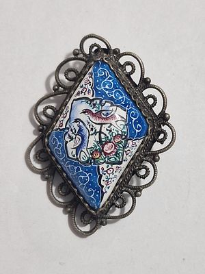 סיכה/ תליון כסף 925 ישראלי בסגנון פרסי עם אמייל מצוייר פרחים וציפורים.
מידות 4X3 ס"מ