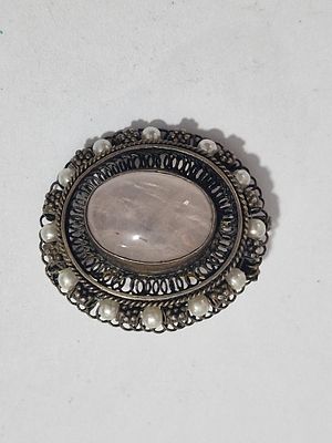 סיכה/ תליון כסף פיליגרן וינטג' עם אבן ורד קוורץ גדולה בחיתוך אליפסה וחרוזי פנינה
מידה 3.5X3 ס"מ