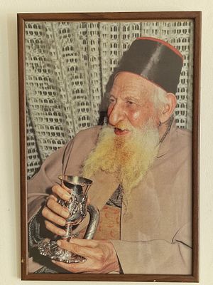 תמונה ממוסגרת המציגה את הרב יצחק כדורי (1898–2006), שהיה מקובל ישראלי בולט ונודע בכינויו "זקן 