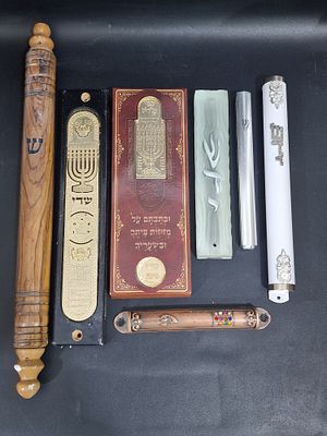 לוט בתי מזוזה, הגדולה מעץ זית 40 ס"מ
אחת חדשה ואחת עם מזוזה שלא נבדקה כשרות.