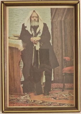 תמונת פורטרט של הצדיק הרבי מליובאוויטש, רבי מנחם מענדל שניאורסון (1902–1994).
מידות 34X24