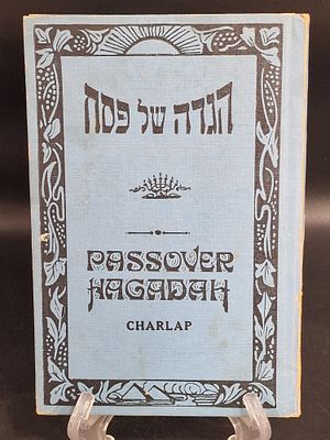 1921 
הגדה של פסח באותיות גדולות מתורגמת ליידיש מודרנית וברורה על ידי] חרל"פ מיט די דינים וזוהן 