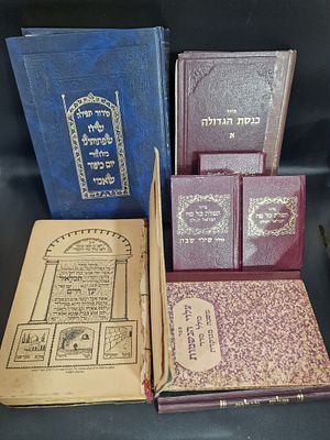 אוסף ספרי דת יהודיים, כולל סידורים, לפי מנהג השמי (התימני).
כולל תכלאל נדיר בהוצאת חיים שלום 