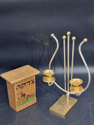לוט יודאיקה.
פמוטים לשבת
קופת צדקה מעץ ישנה.