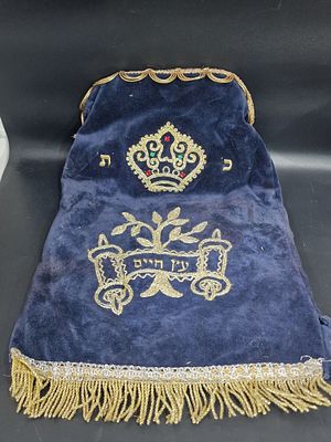 כיסוי קטיפה רקום לספר תורה, כולל הקדשה מאחור.
מידה 40X30 ס"מ