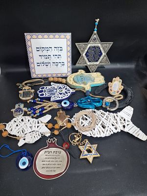 לוט גדול של פריטי יודאיקה חמסות, ברכות הבית, פריטים לשמירה וברכה.