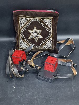 תפילין ישן, לא נבדק יתכנו פגמים במכסה, כולל כיסוי רקום.