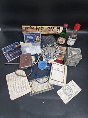 לוט קמעות ענק המשמשים בדרך כלל להגנה וברכה.