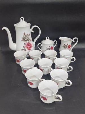 סט תה וינטג' של ARPO (Argeș Porcelain) מקורטאה דה ארג'ס, רומניה. ARPO הייתה אחת מיצרניות 