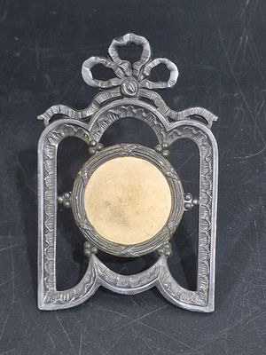 מסגרת תמונה וינטג' יפה עם מעמד צרפתית משנת 1910
חותמות מאחור.
מידה
10X7 ס"מ
גודל המליון 3.5 ס"מ