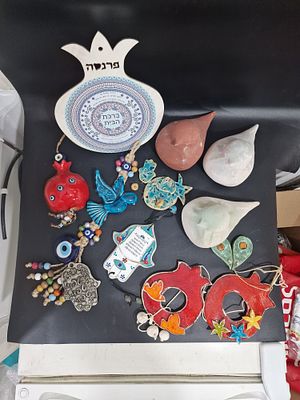 לוט קמעות וחפצי נוי לבית.