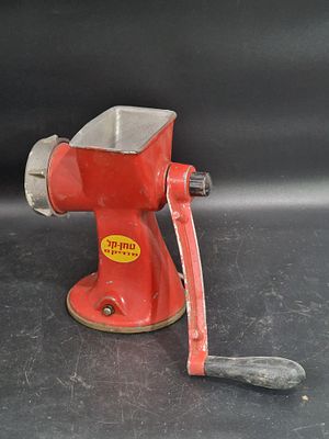 מטחנת בשר ידנית ישנה.
מידות
16X21 ס"מ