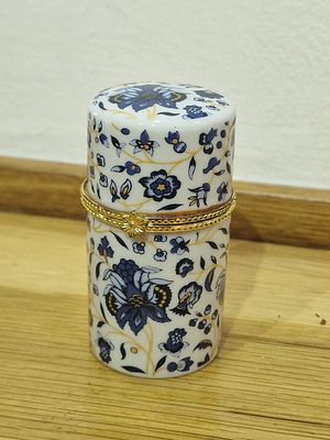 מיכל קרמי או אמייל וינטג', מעוצב בדומה למיכלי "שאלימר" של גרלן לאספנות משנות ה-60.
מידות 8*4
