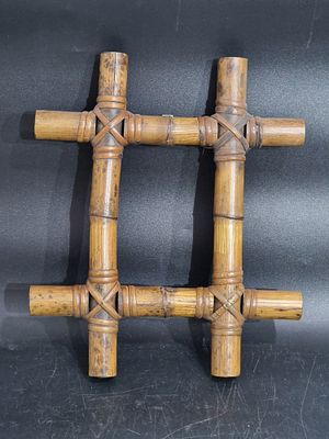 מסגרת במבוק מלאכותית וינטג', כנראה מתקופת אמצע המאה.מתאים לתמונה במידות 11X15ס"מ