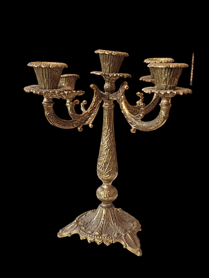 מנורת פליז (Candelabra) עתיקה ל-5 נרות – תוצרת פורטוגל.
קנדלברה (מנורת נרות שולחנית) בעלת 5 