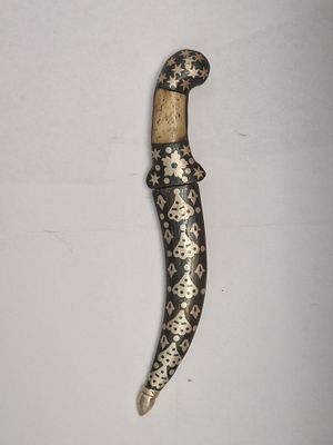 פגיון "ח'נג'אר" (Khanjar) מיניאטורי מפלדת דמשק ותשביץ כסף – וינטג' / עתיק.
פגיון דקורטיבי זעיר 