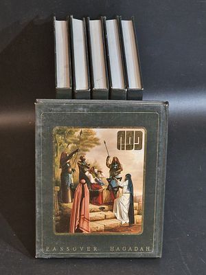 סט 6 הגדות של פסח מאוירות – האמן הרב יוסי רוזנשטיין.
מצב חדש לא היו בשימוש.
סט חגיגי הכולל 6 