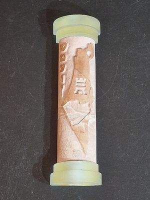 בית מזוזה אמנותי מאבן ירושלמית וזכוכית – חרוט "שבט שמעון"
פריט נדיר ממהדורה מוגבלת של שבטי 