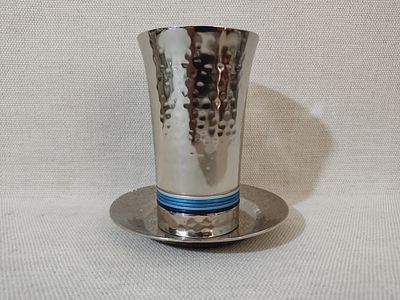 גביע קידוש מתכת מתוצרת יאיר עמנואל עבודת פטיש וטבעות, מצב טוב מאוד.
קוטר הצלחת 11 ס"מ גובה 