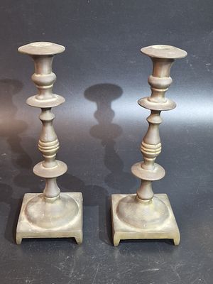סט זוגי אותנטי! צמד פמוטי פליז (Brass) יצוקים ועתיקים מהמאה ה-19 – בסיס מרובע מוגבה על רגליים 
