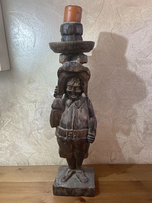 פמוט וינטג' ספרדי באיכות גבוהה מגולף בעץ
סדקי גיל לעץ נא ראה תמונות. 45X13X9 ס"מ