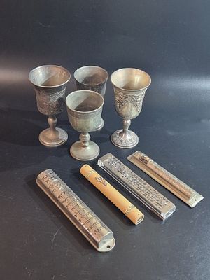 לוט פריטי יודאיקה הכולל גביעי קידוש ובתי מזוזה.