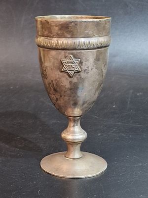 גביע קידוש עתיק אירופאי מצופה כסף עבה.
עיטור מגן דוד ו האותיות שדי בתוכו.
חותמות בתחתית.
