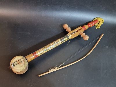רבאבה מצרית/נובית אותנטית (Rababa / Rebab) – כלי קשת מסורתי מעוטר באיורי פפירוס פרעוניים (תות 