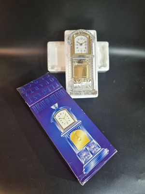 שעון שולחני מזכוכית/קריסטל בדגם שעון אורלוגין עומד (Grandfather Clock), מופעל במנגנון קוורץ 