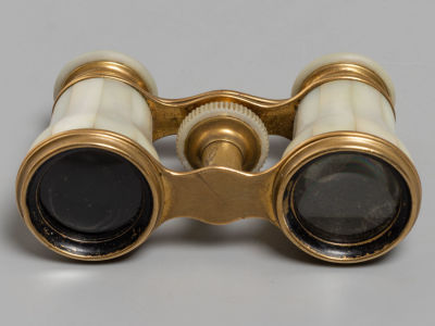 Театральный бинокль. Перламутр, латунь. Lemaire. Paris. Нач. ХХ в. Размер 5,5х10х3,5 см. 