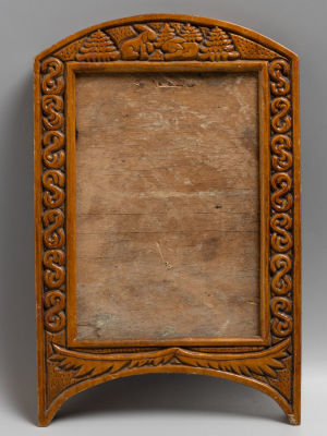 Рамка. Кролики. Дерево, резьба. Начало ХХ в. Размер 26,5х17 см., в свету 17х12 см. 
Загрязнения 