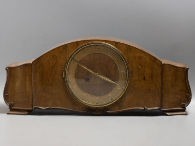 Ар-деко. Часы с боем. Дерево. Ключ. Германия. Первая пол. ХХ в. Длина 54 см, высота 23 см. 